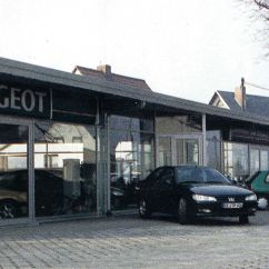 Außenansicht Autohaus ASC Dessau mit Fahrzeugen 1996