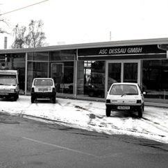 Autohaus ASC Dessau GmbH Außenansicht im Winter mit Fahrzeugen