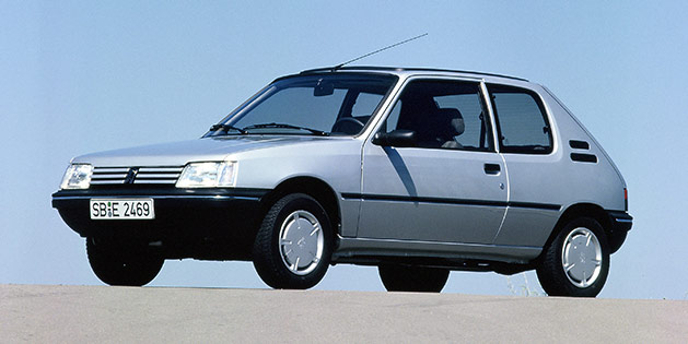 Peugeot 205 vor neutralem Hintergrund im Jahr 1990