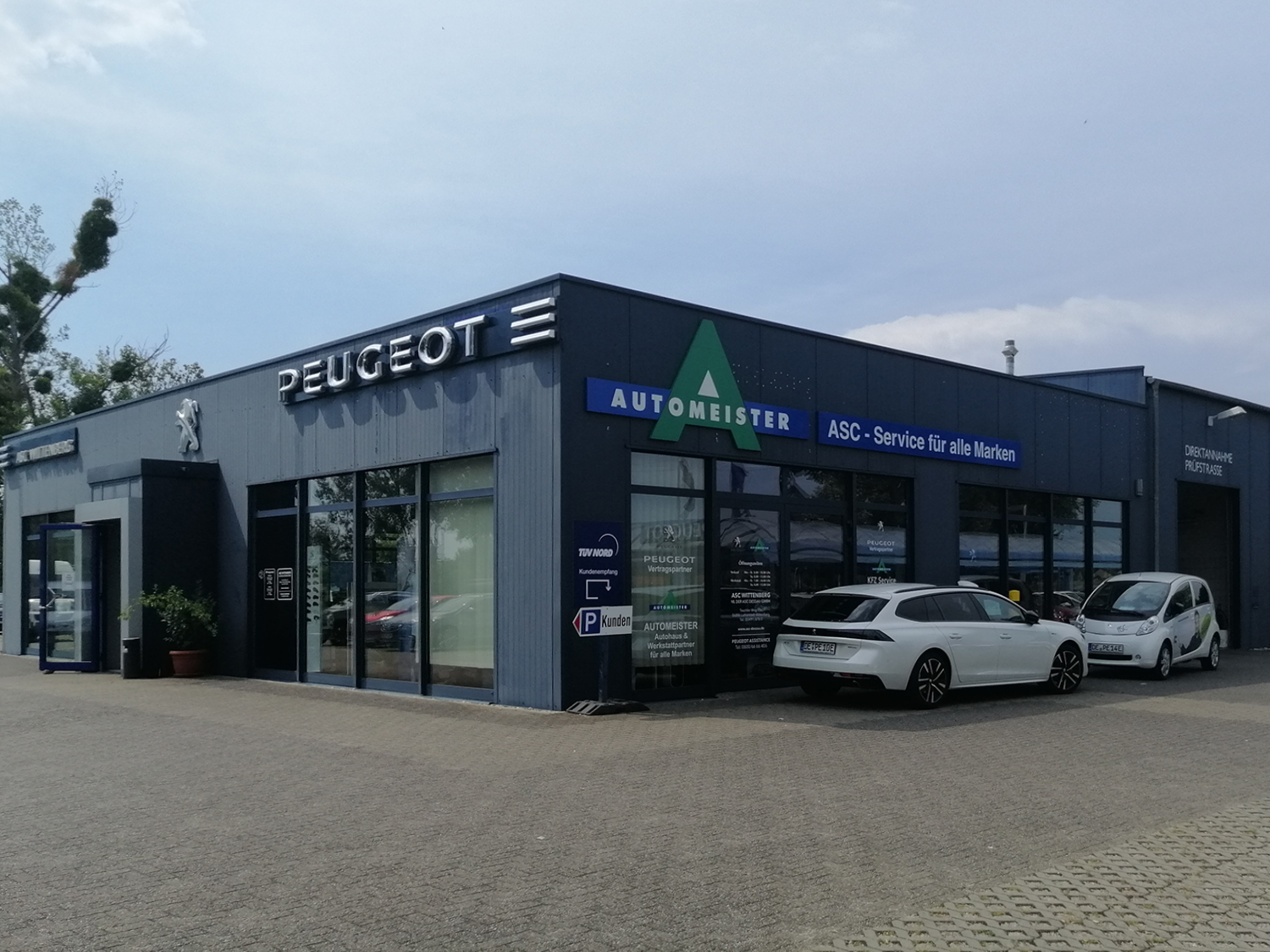 Außenansicht Autohaus der ASC Dessau GmbH am Standort Wittenberg